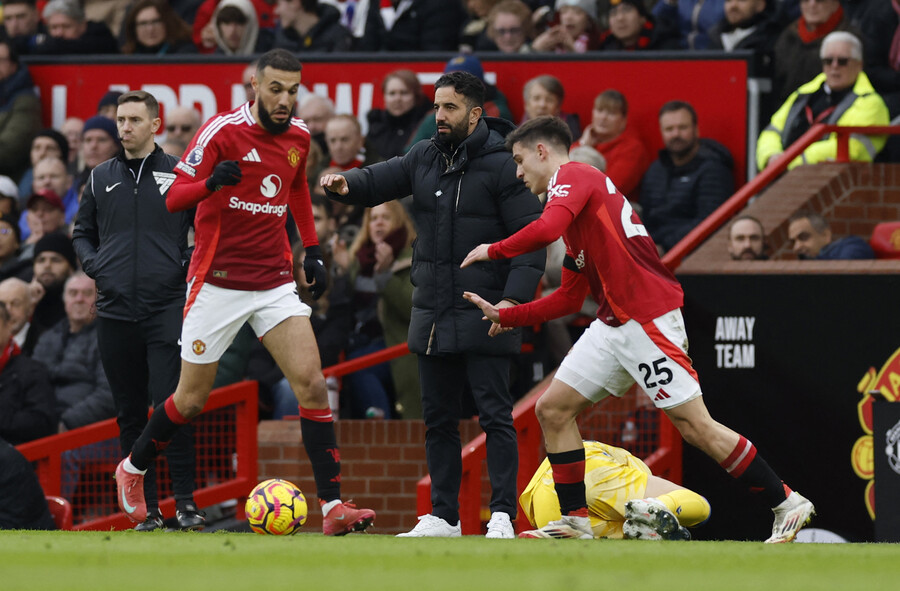 ▲ 맨체스터 유나이티드 후벵 아모림 감독이 괴로운 시간을 보내고 있다. 펩 과르디올라 맨체스터 시티 감독처럼 머리를 쥐어 뜯고 싶은 심정이다.  ⓒ연합뉴스/REUTER/EPA/AFP