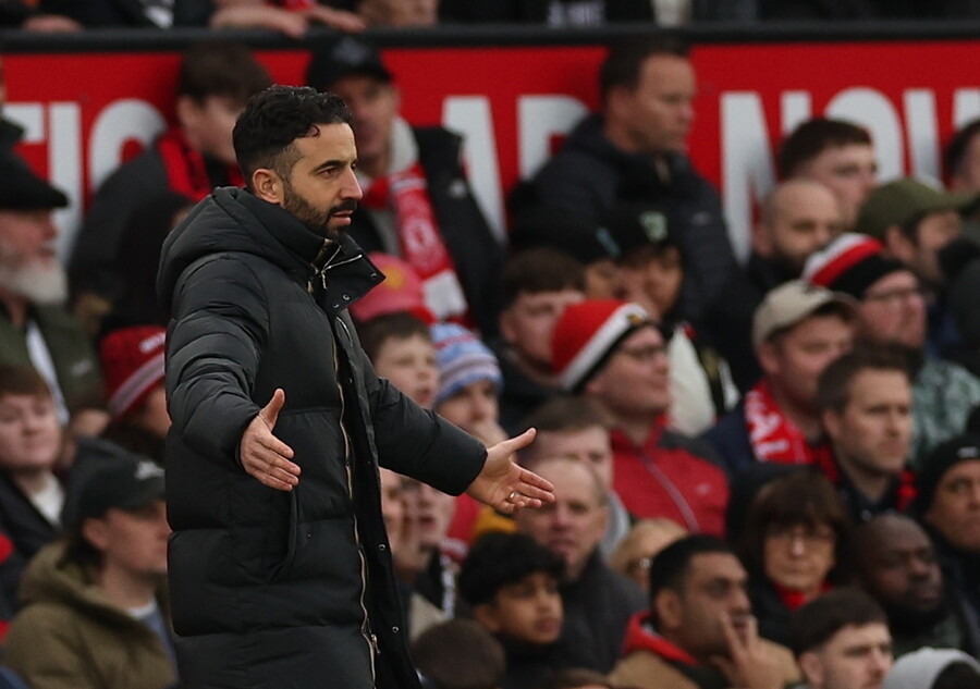 ▲ 맨체스터 유나이티드 후벵 아모림 감독이 괴로운 시간을 보내고 있다. 펩 과르디올라 맨체스터 시티 감독처럼 머리를 쥐어 뜯고 싶은 심정이다.  ⓒ연합뉴스/REUTER/EPA/AFP