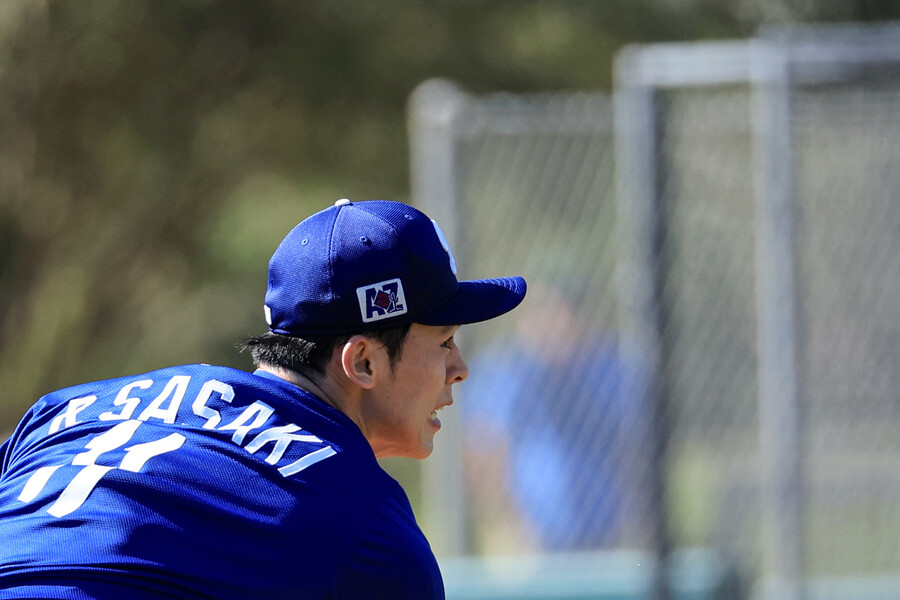 ▲ 미국프로야구 메이저리그(MLB) 첫 시즌을 준비하는 로스앤젤레스 다저스 우완 투수 사사키 로키가 19일(현지시간) 다저스 스프링캠프가 열리고 있는 미국 애리조나주 글렌데일 캐멀백 랜치에서 라이브 피칭하고 있다. ⓒ연합뉴스