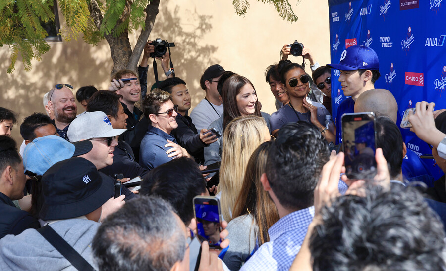 ▲ 미국프로야구 메이저리그(MLB) 첫 시즌을 준비하는 로스앤젤레스 다저스 우완 투수 사사키 로키가 19일(현지시간) 다저스 스프링캠프가 열리고 있는 미국 애리조나주 글렌데일 캐멀백 랜치에서 훈련을 마친 뒤 취재진과 인터뷰하고 있다 ⓒ연합뉴스