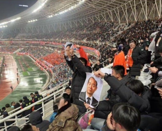 ▲ 광주는 전두환의 집권 플랜에 광주민주화운동으로 시민 상당수가 사망하는 등 피해를 봤던 기억이 있다. 불행한 역사 앞에서 전두환 사진은 광주를 모욕하는 것이나 마찬가지였다. 광주는 산둥의 사과와 더불어 해당 관중에 대한 조치를 요구했고 AFC도 제소했다고 한다. ⓒ 광주FC