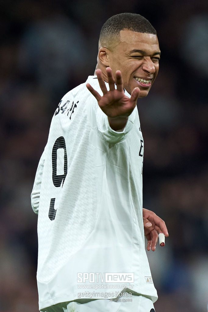 ▲ 올 시즌 레알 마드리드로 이적한 음바페는 시즌 초반 적응하는 데 어려움을 겪었다. 그러나 이후 감을 잡은 뒤 종횡무진 활약 중이다. 올 시즌 총 37경기서 27골 3도움을 기록 중이다. 라리가 22경기서 17골을 넣으며 득점 부문 2위를 달리고 있다.