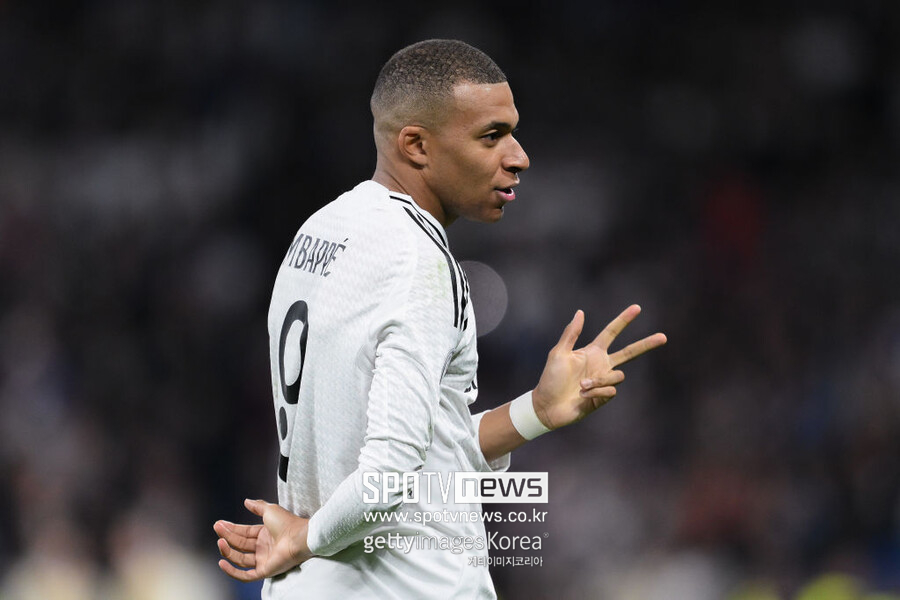 ▲ 레알 마드리드와 프랑스의 레전드인 지네딘 지단 전 레알 마드리드 감독에 대해서는 "그는 프랑스인으로서, 지금은 레알 마드리드 선수로서 내 우상"이라며 "프랑스인을 상징하는 지단이 내 경기를 보고 웃을 수 있다면 나는 이미 세상에서 가장 행복한 사람"이라고 존경심과 팬심을 드러냈다.