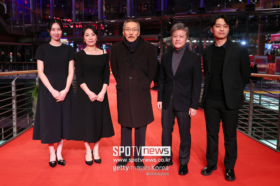 ▲ 제 75회 베를린국제영화제 '그 자연이 네게 뭐라고 하니' 레드카펫. 왼쪽부터 강소이, 조윤희, 홍상수 감독, 권해효, 하성국. ⓒ게티이미지