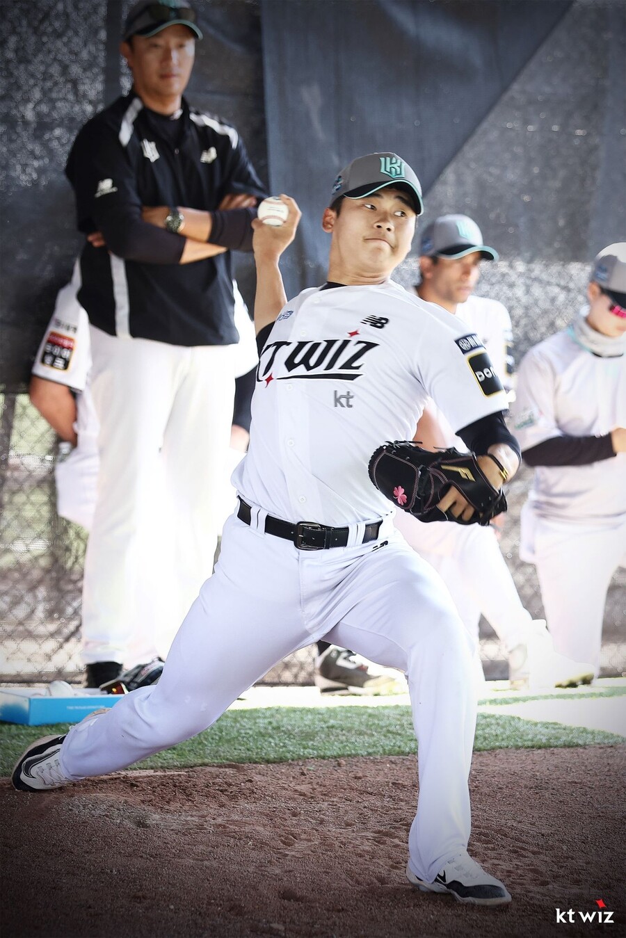 ▲ 지난해 시즌 초반 부진을 딛고 일어서 프리미어12에서 가공할 만한 구위를 보여준 박영현은 올해는 시작부터 전력 질주한다는 각오다 ⓒkt위즈