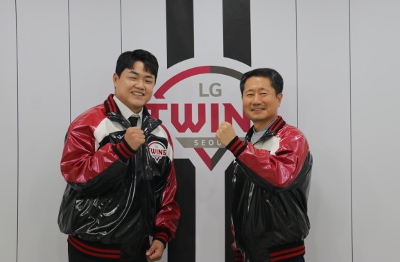 ▲ 장현식이 LG와 계약을 마치고 김인석 LG 대표이사와 악수를 나누고 있다 ⓒ LG 트윈스