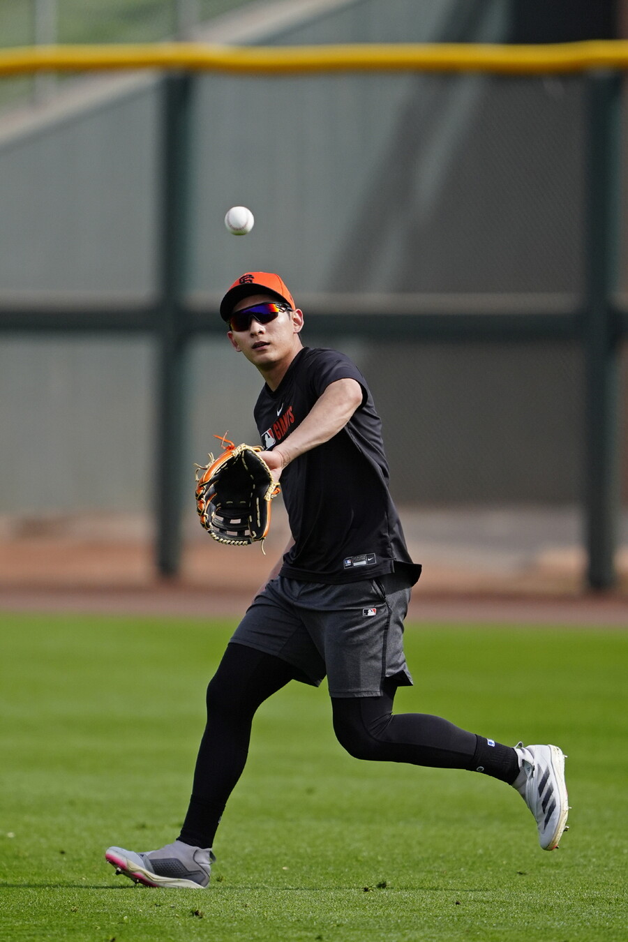 ▲ 샌프란시스코 자이언츠의 한국인 메이저리거 이정후가 어깨 부상을 털고 복귀전을 치렀다. 텍사스 레인저스와의 시범경기에 3번타자 중견수로 선발 출전한 이정후는 1회말 중견수 수비에 나서 깊은 타구를 처리하며 건재함을 과시했다. ⓒ샌프란시스코 자이언츠