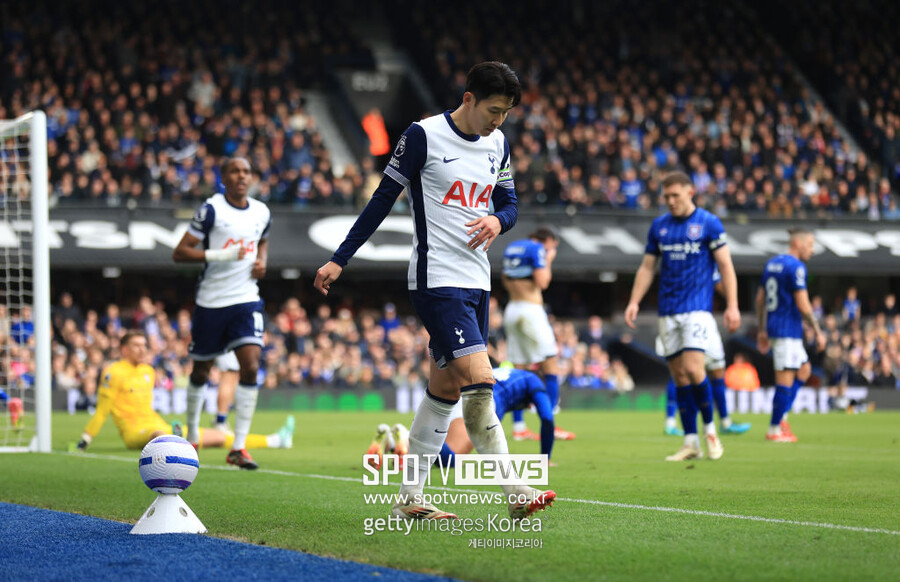▲ 토트넘은 이번 경기로 승점 33을 획득하며 리그 순위를 12위로 유지했다. 그러나 입스위치는 최근 7경기 연속 무승에 그쳐 강등권인 18위에 머물렀다. 이번 경기에서 보여준 손흥민의 폭발적인 모습은 팀의 공격력 회복에 중요한 역할을 했다.