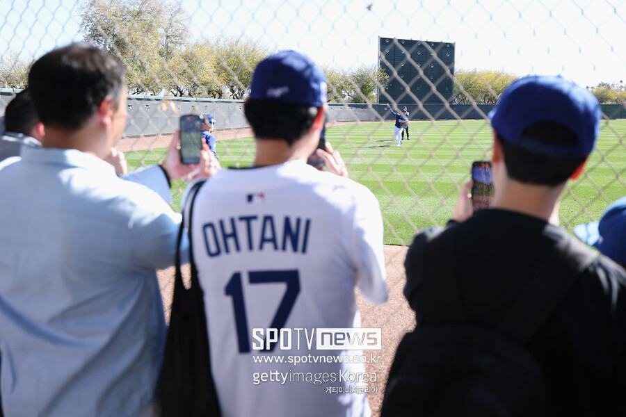 ▲ LA 다저스 오타니 쇼헤이가 있는 곳에는 언제든 많은 팬들이 따라 다닌다. 오타니의 캐치볼을 지켜보는 팬들이 휴대폰을 이용해 사진과 영상을 찍고 있다.