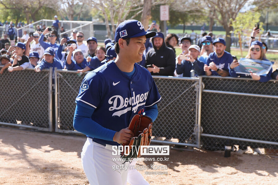 ▲ LA 다저스 오타니 쇼헤이가 훈련 도중 이동하고 있다. 그를 바라보는 팬들이 시선이 뜨겁다.