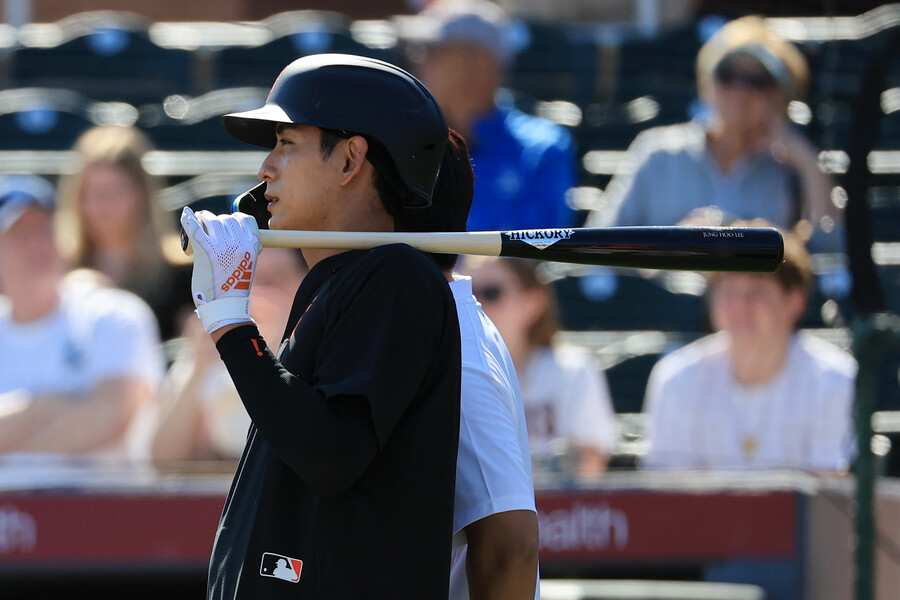 ▲ 미국프로야구 메이저리그(MLB) 두 번째 시즌을 준비하는 샌프란시스코 자이언츠 외야수 이정후가 18일(현지시간) 자이언츠 스프링캠프가 열리고 있는 미국 애리조나주 스코츠데일 스타디움에서 라이브 배팅을 마친 뒤 동료 라이브 배팅을 지켜보고 있다. ⓒ연합뉴스