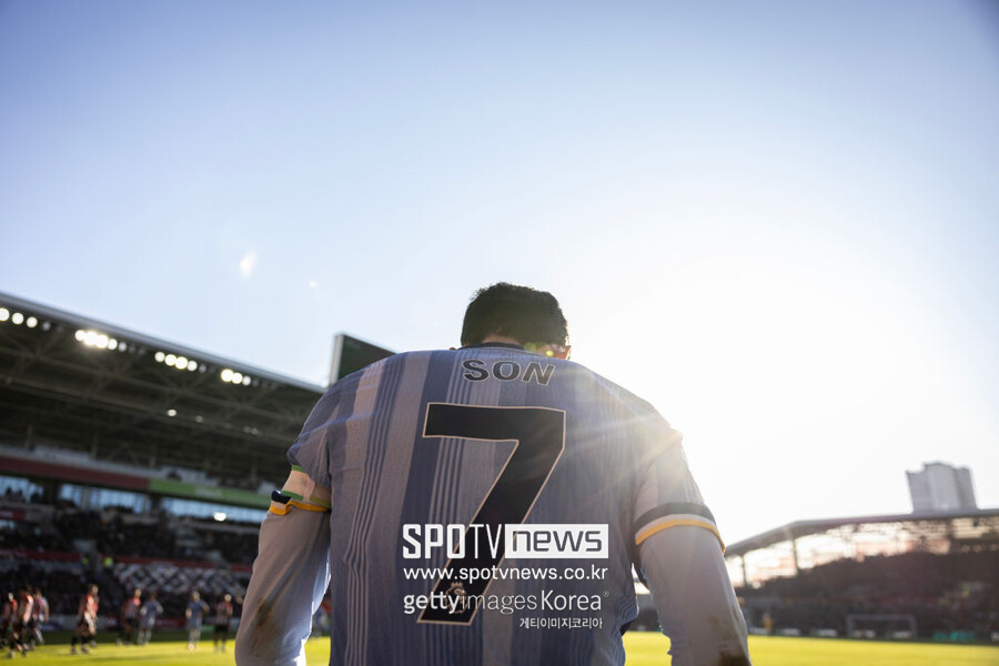 ▲ 토트넘 정보를 심도있게 다루는 '토트넘 홋스퍼 뉴스'는 "손흥민이 다음 시즌에는 유럽 5대 리그에서 활약할 가능성을 배제하기 어렵다. 프리미어리그에서는 이제 스피드와 피지컬로 최고의 활약을 보여주기 힘들어졌지만 파리 생제르맹과 바이에른 뮌헨에서는 골을 쉽게 넣을 수도 있다"라고 밝혔다.