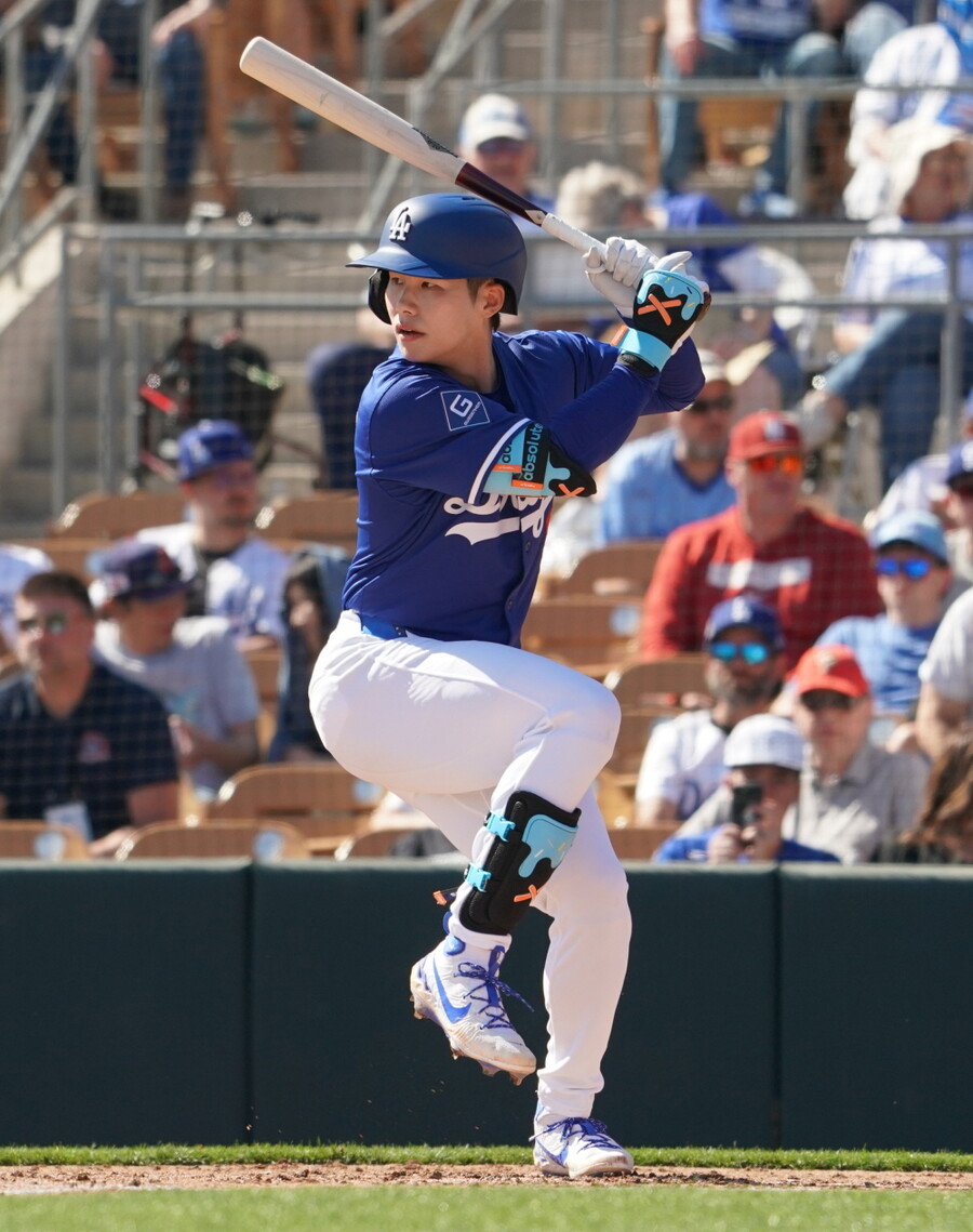 ▲ LA 다저스의 한국인 유틸리티 플레이어 김혜성이 시범경기 개막전에 출전해 두 타석에서만 모두 13개의 공을 던지게 하고 수비에서도 자신에게 찾아온 2개의 타구를 모두 아웃으로 잡으면서 깔끔한 플레이를 선보였다. ⓒLA 다저스