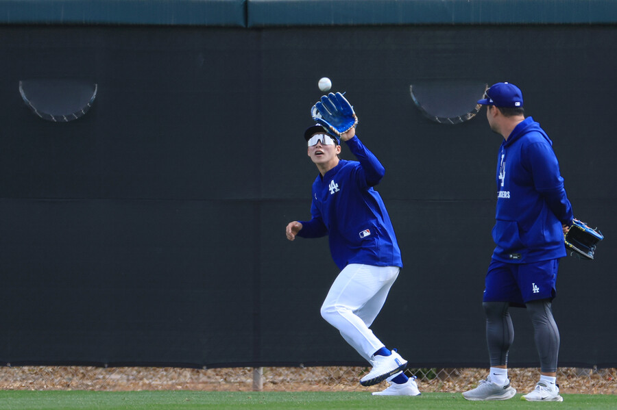 ▲ 김혜성은 올해 외야수로도 활용될 예정으로, 로버츠 감독은 중견수 투입 가능성을 시사했다. 이에 김혜성도 스프링트레이닝 기간 중 외야 수비에도 많은 시간을 할애하고 있다 ⓒ연합뉴스
