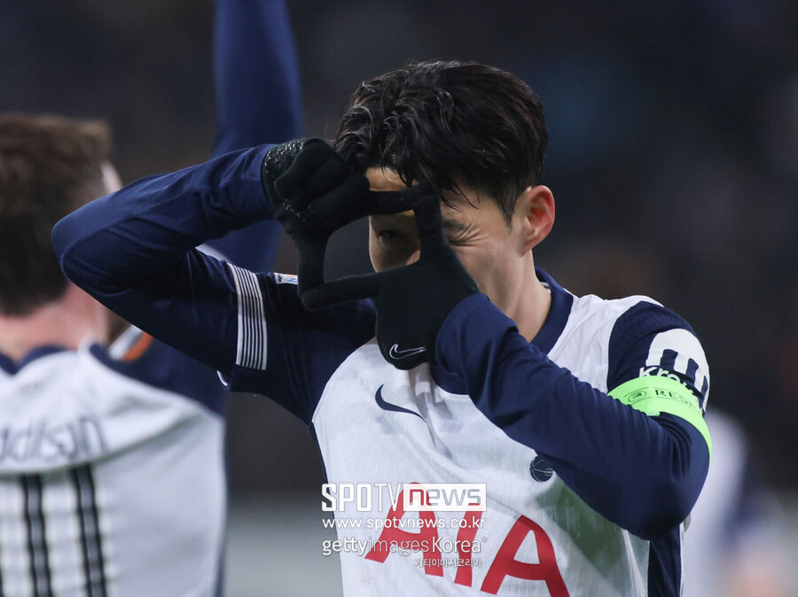 ▲ 영국 매체 '풋볼 인사이더'는 "손흥민의 계약은 단지 1년 연장된 것이다. 그가 내년 이맘때쯤 클럽을 떠나는 자유 이적에 동의할 수 있다"라고 밝혔다. 이어 "클럽은 지금이나 여름 이적 시장에서 그를 현금화할 기회를 확보하기 위해 움직일 수 있다"라고 덧붙였다.