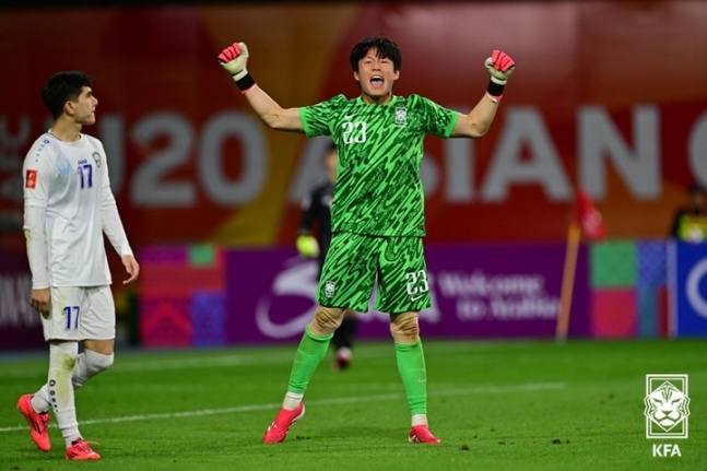 ▲ 한국 20세 이하(U-20) 축구대표팀이 23일 오후(한국시간) 중국 선전의 유소년 축구 트레이닝 베이스에서 열린 2025 아시아 축구연맹(AFC) U-20 아시안컵 8강 우즈베키스탄전에서 연장 120분까지 3-3으로 비긴 뒤 승부차기에서 3-1로 이겨 4회 연속 4강에 올랐다.  ⓒ대한축구협회