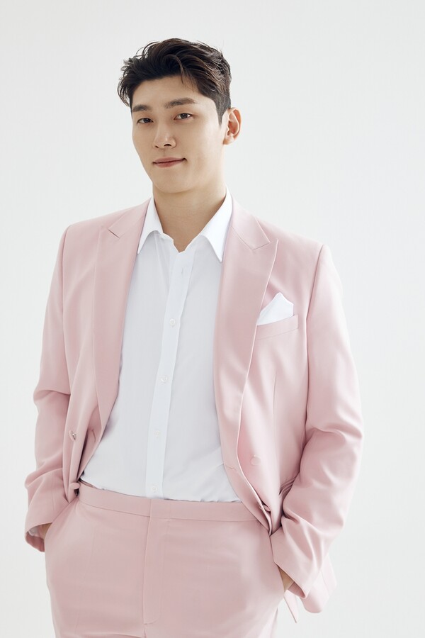 ▲ 24일 방송하는 '가요무대'에 출연해 '비 내리는 고모령'을 노래하는 전종혁. 제공|KDH엔터테인먼트