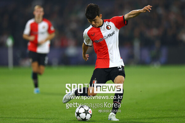 ▲ 페예노르트 중원 사령관 황인범은 판 베르시의 지도를 받게 됐다.