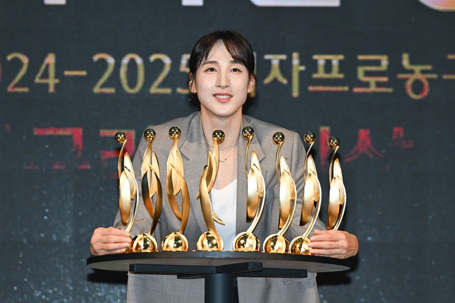 ▲ 김단비가 8개의 트로피 앞에 섰다 ⓒ WKBL