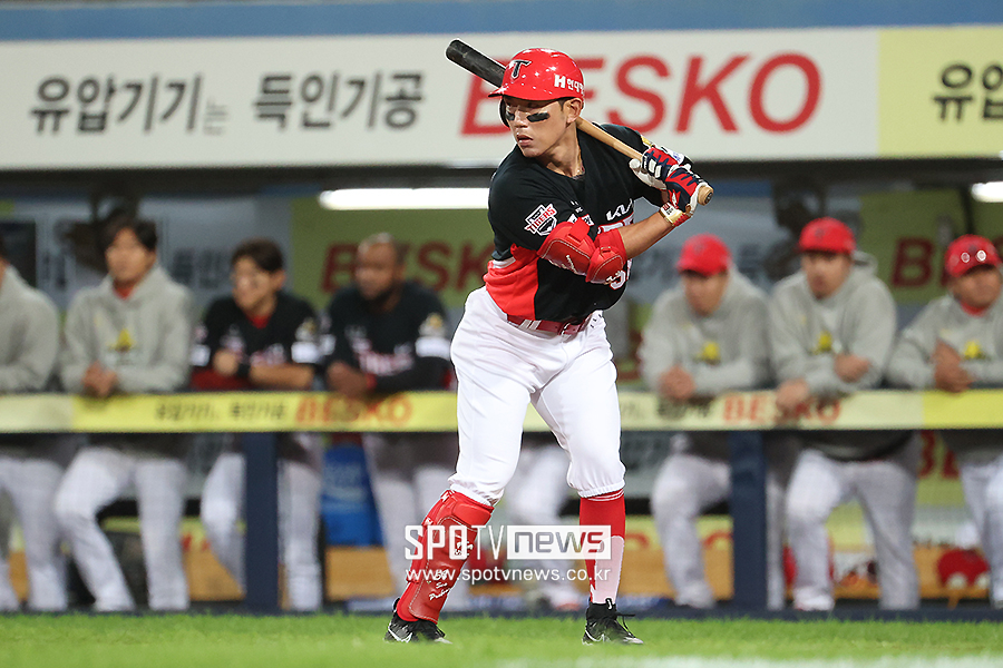 ▲ 여전히 건재한 타격 능력을 보여주고 있는 서건창이 여러 수비 포지션을 소화할 수 있다면 팀 엔트리 운영에 도움이 된다. ⓒ곽혜미 기자