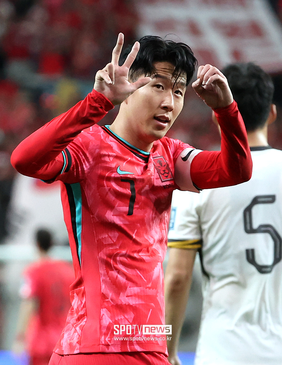 ▲ 맨유가 손흥민을 전력 보강 대상으로 확실하게 삼았다. 몸값이 비싸면서도 제대로 뛰지 않는 선수들이 많은 맨유는 후벵 아모림 감독에게 전권을 주고 선수단을 개편하려고 한다. 손흥민은 30대 중반의 나이로 미래를 바라보는 영입은 아니지만, 단기간 윈나우를 위해 필요한 자원으로 여기고 있다.  ⓒ곽혜미 기자