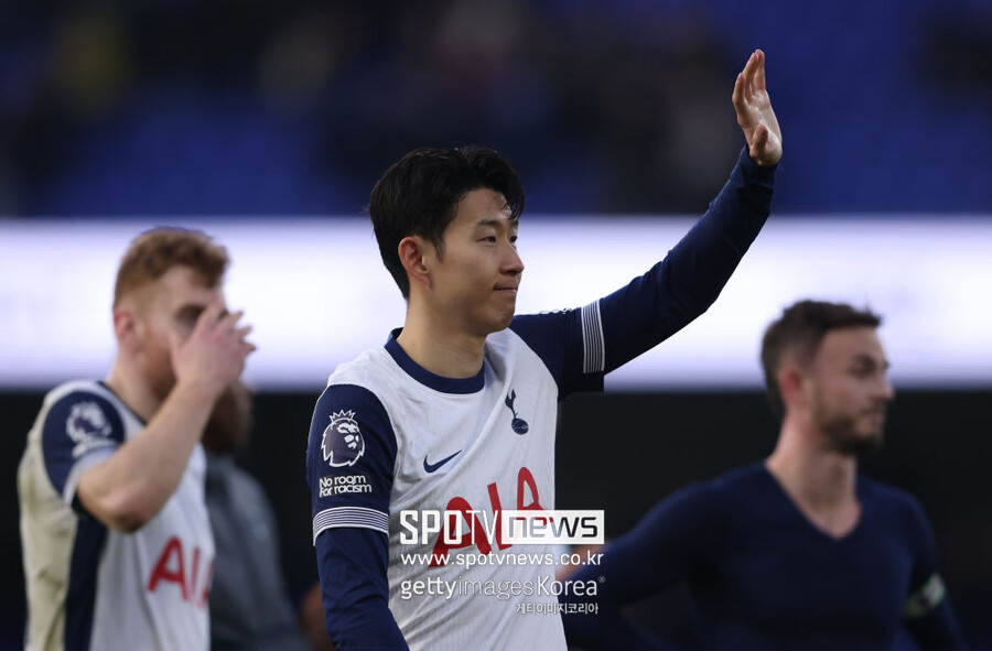 ▲ 맨유의 손흥민 영입설은 처음 나오는 소식이 아니다. 토트넘이 연장 옵션 활성화조차 머뭇거리던 지난해 연말 보스만 룰로 데려오는 걸 염두에 뒀다. 당시 손흥민 이적설을 보도한 '기브미 스포츠'는 젊은 선수로 리빌딩을 원하는 맨유가 이례적으로 손흥민을 주목하는 이유를 자세히 전한바 있다.