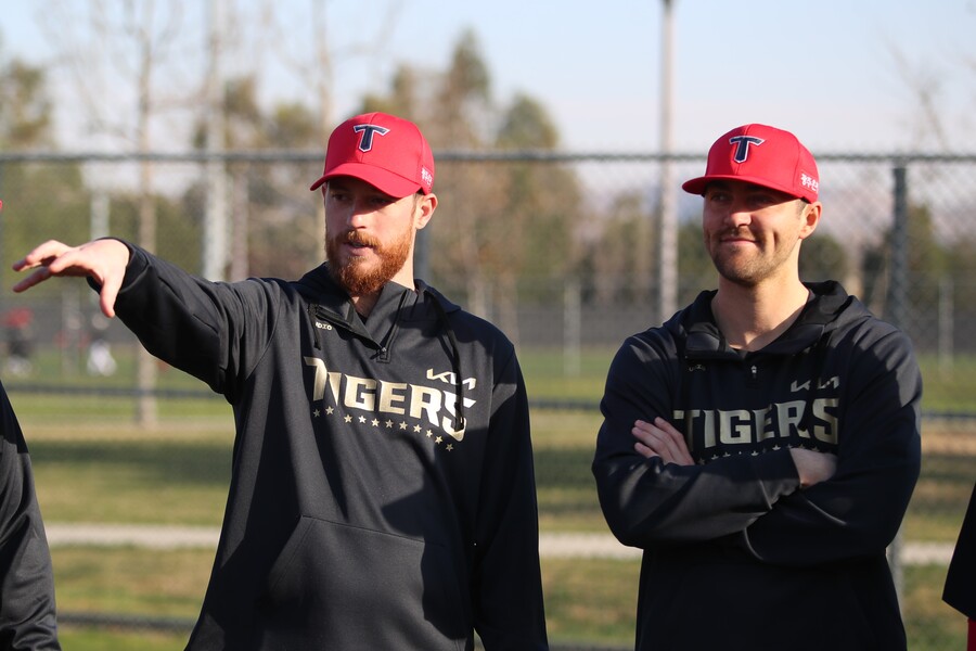 ▲ KIA 외국인 원투펀치인 제임스 네일(오른쪽)과 아담 올러는 25일 한화와 연습경기에 나란히 등판해 2이닝씩을 던진다. ⓒKIA 타이거즈