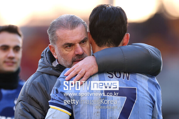 ▲ '널 지켜주겠지만, 이적은 다니엘 레비 회장에게 물어봐'라고 하는 것 같은 엔제 포스테코글루 토트넘 홋스퍼 감독, 손흥민은 연일 이적설에 휘말려 있다. 공격진이 차례로 복귀하고 있지만, 휴식은 어렵다는 것이 중론이다. 특히 스트라이커 도미닉 솔랑케, 히샤를리송이 여전히 복귀가 어려운 상황이다.