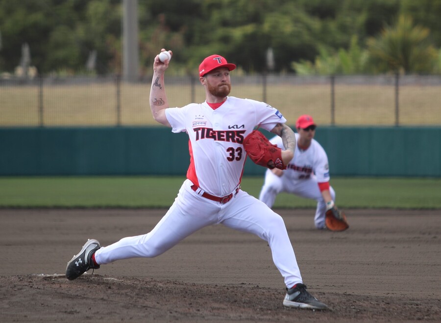▲ 25일 한화와 연습경기에서 2이닝 무실점을 기록하며 인상적인 투구를 한 KIA 새 외국인 투수 아담 올러. ⓒKIA타이거즈