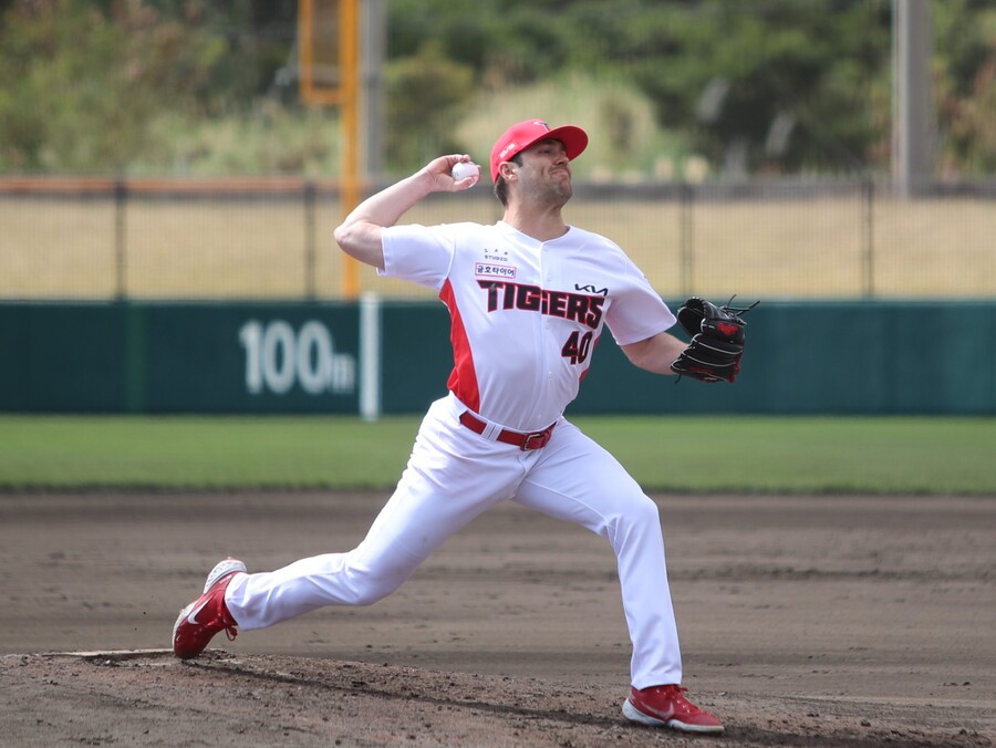 ▲ 25일 한화전에서 여러 가지 실험을 거치는 동시에 정상적인 컨디션을 보여주며 2이닝 1실점을 기록한 제임스 네일 ⓒKIA타이거즈