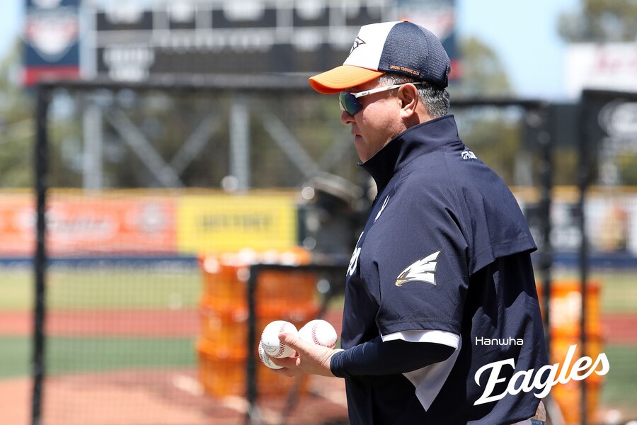 ▲ 김경문 한화 감독은 팀 외야 두 자리 및 리드오프에 대해서는 아직 결정된 것이 없다고 고민을 드러냈다. 다만 이왕이면 국내 외야수가, 그리고 수비를 잘하는 선수가 맡게 될 가능성에 대해 언급했다. ⓒ한화이글스