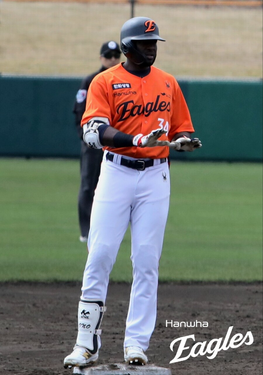 ▲ 김경문 감독은 팀 새 외국인 타자 에스테반 플로리얼이 1번 타자로도 뛸 수 있다는 가능성은 열어뒀지만, 이왕이면 외야 경쟁에서 승리하는 선수가 리드오프를 맡는 게 가장 좋다는 뜻을 드러냈다 ⓒ한화이글스