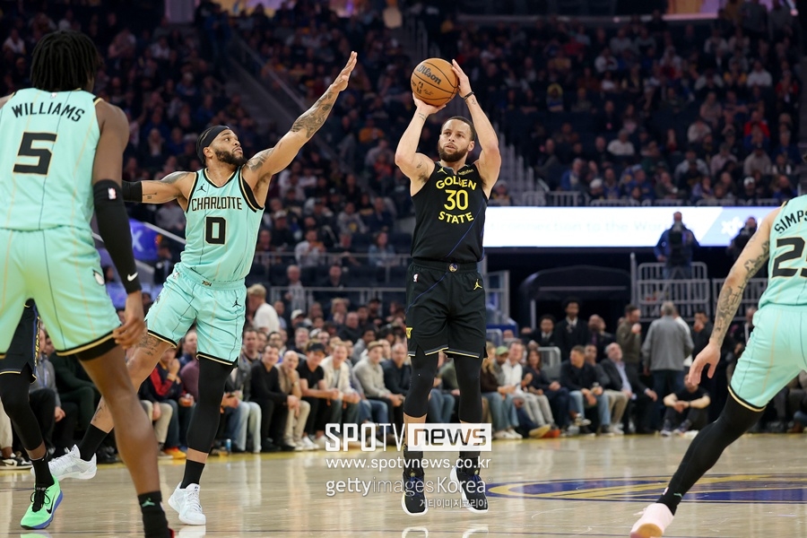 ▲ 스테픈 커리가 3점슛을 던지고 있다.