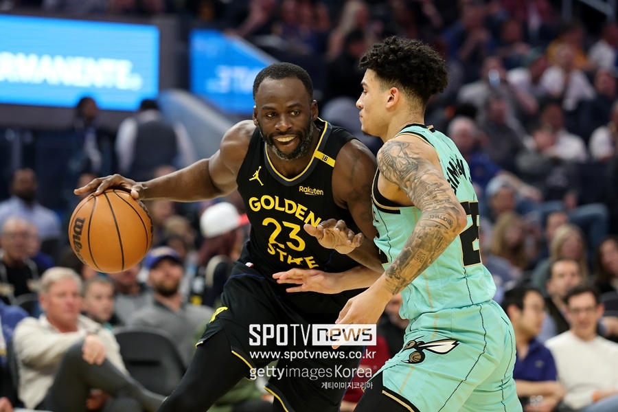 ▲ 신이 난 드레이먼드 그린(왼쪽)은 막을 수 없었다.