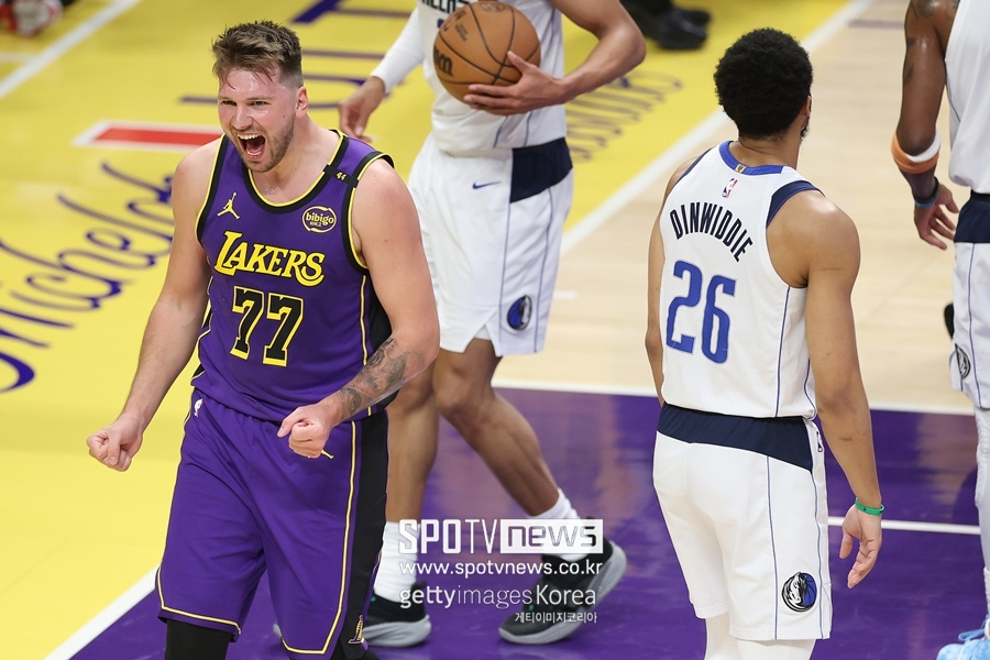 ▲ 루카 돈치치가 웃었다(왼쪽).