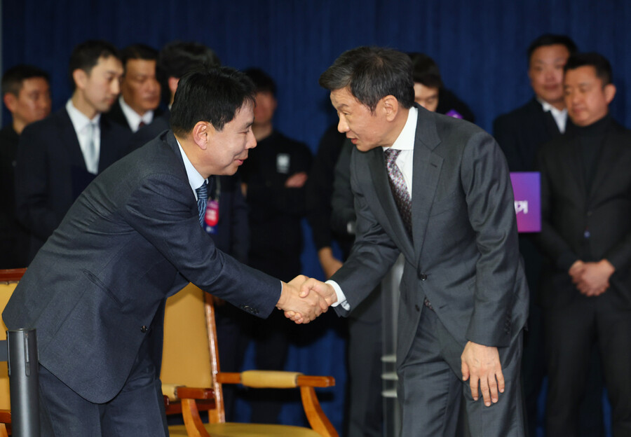 ▲ 경쟁했던 신문선 후보와 악수를 나누는 정몽규 제55대 대한축구협회 회장. 그는 축구팬 앞에 고개를 숙였다.