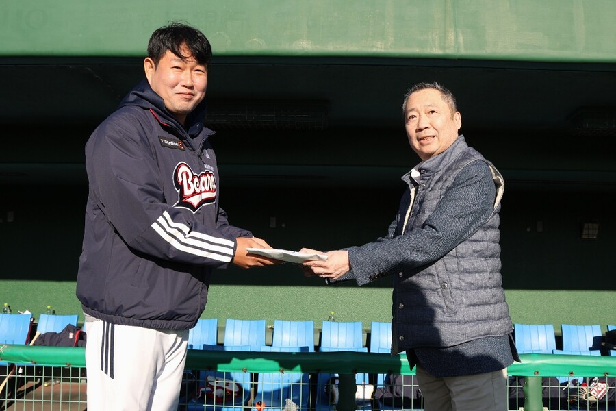 ▲ 박정원 두산 베어스 구단주가 일본 미야자키 전지훈련을 방문해 주장 양의지에게 격려금을 전달하고 있다. ⓒ두산 베어스