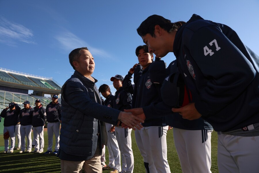 ▲ 박정원 두산 베어스 구단주가 일본 미야자키 전지훈련을 방문해 선수단을 격려하고 있다. ⓒ두산 베어스