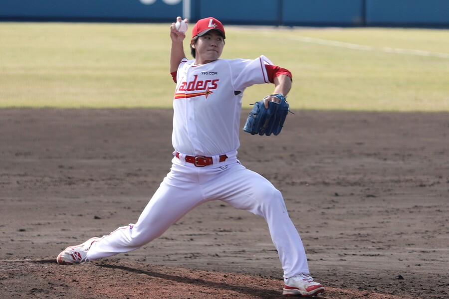 ▲ 오프시즌 가장 기량이 발전한 선수로 뽑히는 정동윤은 3이닝 무실점을 기록하면서 상승세를 이어 갔다 ⓒSSG랜더스