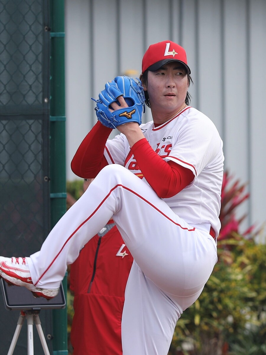 ▲ 변화구 제구를 집중적으로 체크하며 라이브피칭을 성공적으로 마친 문승원. 문승원은 3월 4일 LG와 연습경기에 등판할 예정이다 ⓒSSG랜더스