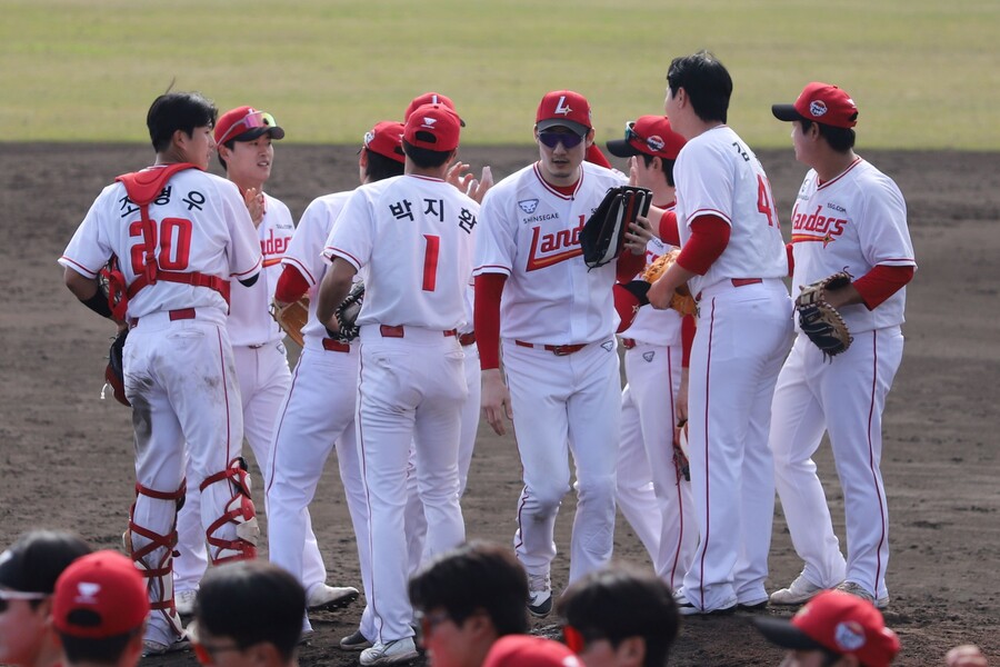 ▲ 마운드의 안정적인 호투와 짜임새 있는 타선을 앞세운 SSG는 27일 한화와 연습경기에서 7-0으로 완승하며 오키나와 연습경기 첫 승리를 신고했다. ⓒSSG랜더스
