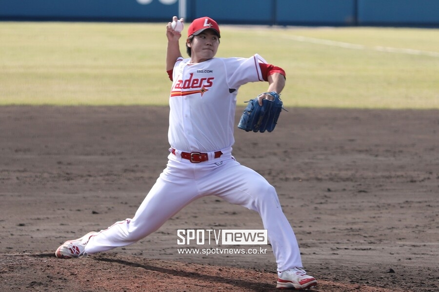 ▲ 선발 박종훈에 이어 두 번째 투수로 등판해 3이닝을 깔끔하게 무실점으로 지우며 5선발 경쟁의 불을 지핀 정동윤 ⓒSSG랜더스