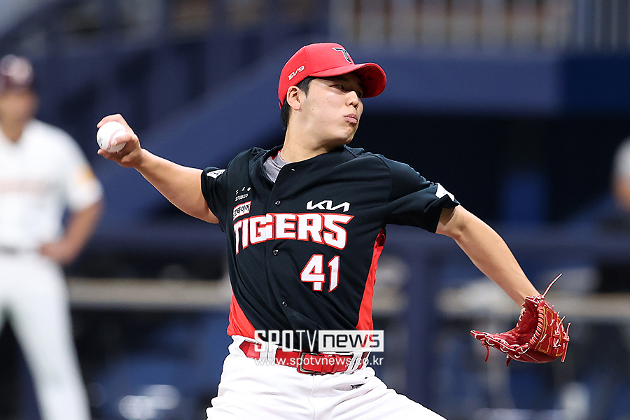 ▲ 김도현과 치열한 5선발 경쟁을 벌이고 있는 황동하는 27일 LG와 연습경기에서 2이닝 무실점으로 맞불을 놨다. ⓒ곽혜미 기자