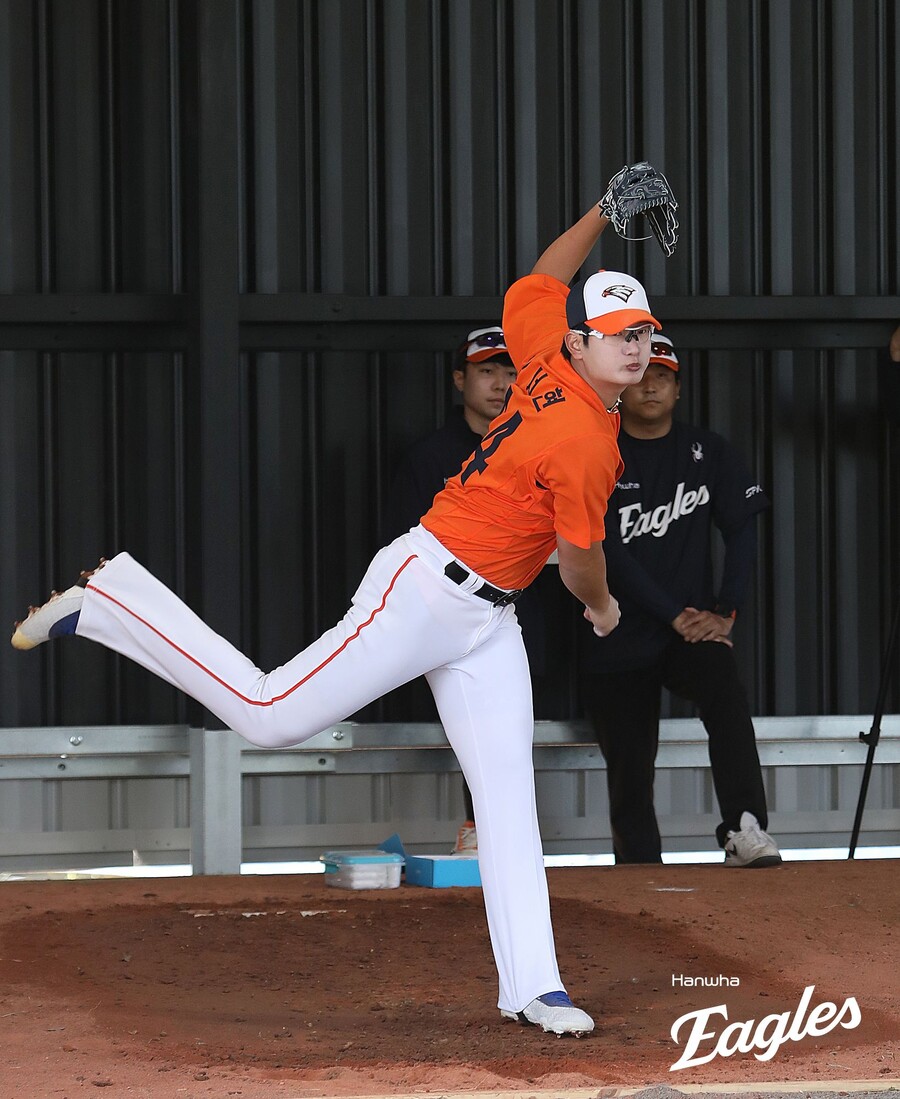 ▲ 김서현은 이미 스프링캠프에서 최고 구속 156km의 강속구를 던지며 한화 주요 불펜 투수 중 가장 빠른 페이스를 과시하고 있다 ⓒ한화이글스