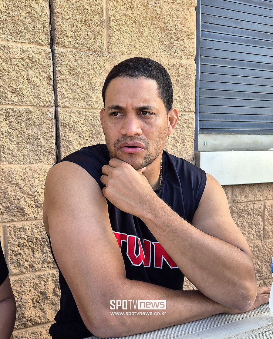 ▲ LG 새 외국인투수 요니 치리노스가 인터뷰에 임하고 있다. ⓒ윤욱재 기자