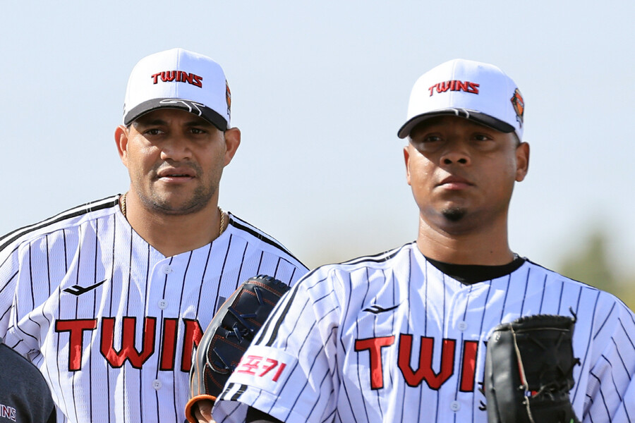 ▲ LG 외국인투수 요니 치리노스(왼쪽)와 엘리에이저 에르난데스 ⓒ연합뉴스