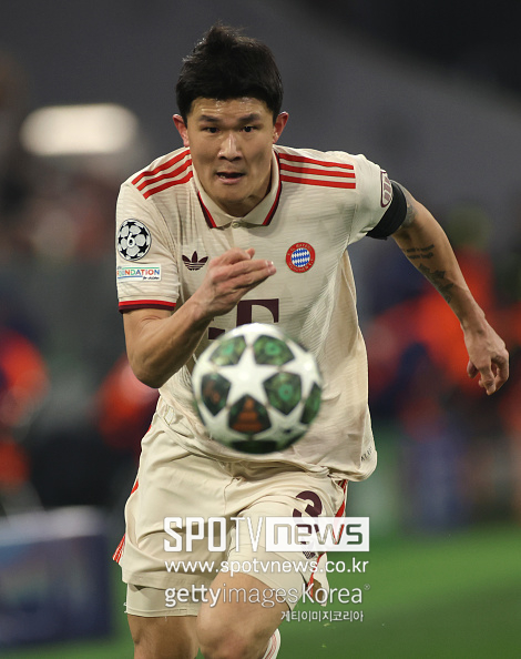 ▲ 김민재는 쉴 생각이 없다. 그는 "벤치에 앉아 있는 것보다 차라리 뛰는 게 낫다. 팀을 위해 무언가 할 수 있다면 최선을 다하겠다. 동료들은 내가 파이터라는 걸 알고 있다. 최대한 자주 출전해 팀에 도움이 되고 싶다"라고 강조했다. 그는 진통제를 맞으면서 경기에 나선 바 있다.