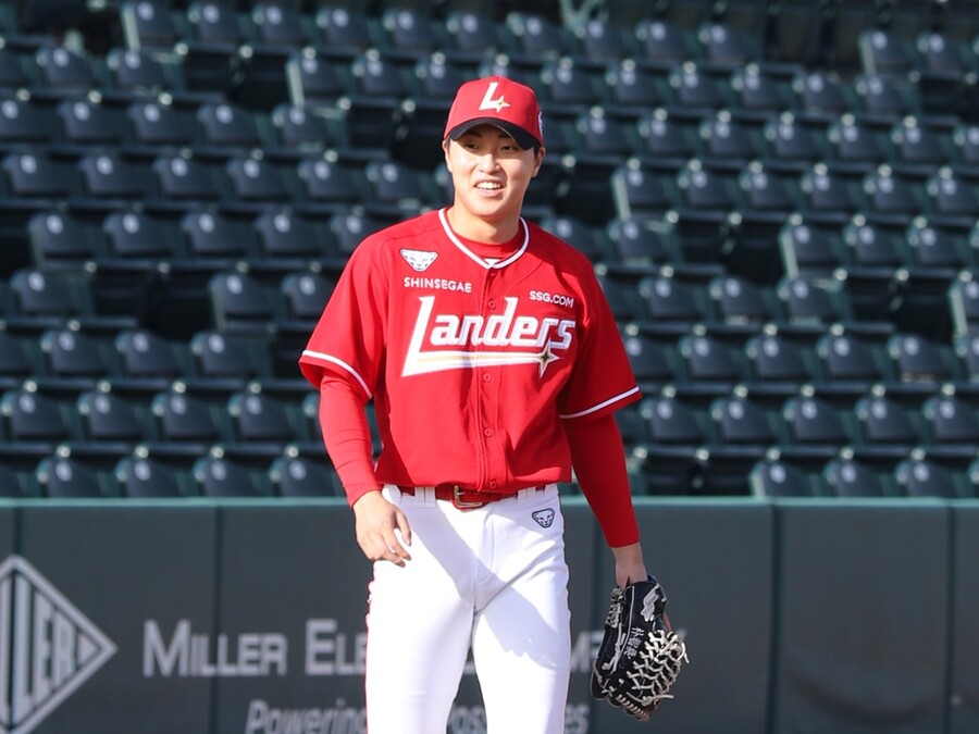 ▲ 당초 내외야를 겸업한다는 구상 속에 시즌을 준비한 박지환은 선배 외야수들의 좋은 타격감 속에 생각보다는 외야 비중이 크지 않을 가능성이 높아지고 있다 ⓒSSG랜더스