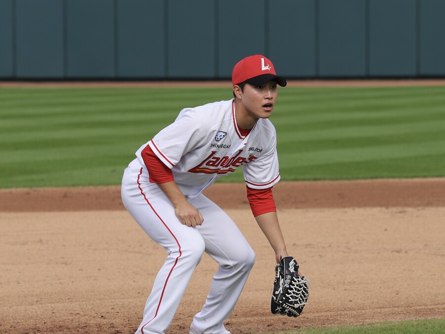 ▲ SSG의 미래로 불리는 박지환은 여러 포지션이 가능하게끔 시즌을 준비하고 있다. 최대한 많은 경기에 나가기 위해서는 그 방법이 최선이라는 게 이숭용 감독의 생각이다 ⓒSSG랜더스