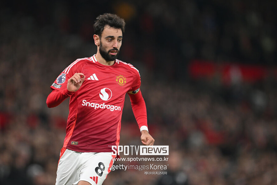 ▲ 영국 매체 ‘BBC’는 4일(한국시간) 맨체스터 유나이티드의 주장인 브루노 페르난데스는 에릭 텐 하흐 감독이 떠나기 전 이야기를 나눴고, 그의 경질을 막지 못해 사과했다. 텐 하흐 감독은 페르난데스를 주장으로 임명했으며 페르난데스가 비난을 받을 때 텐 하흐 감독은 그를 적극 지지했다“라며 두 사람이 특별한 관계였다는 사실을 전했다.